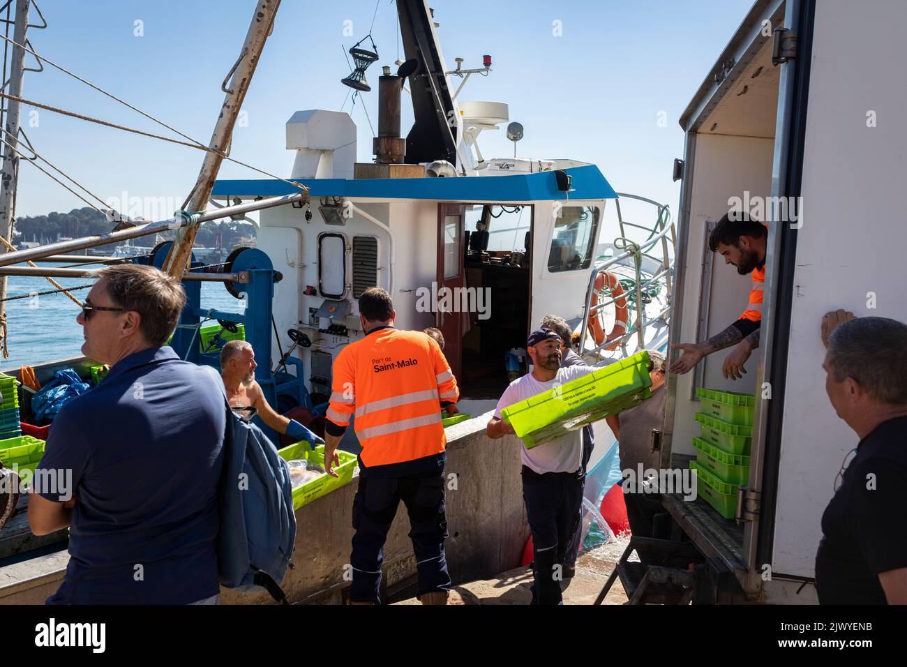 Personal Entladen Fischerboot am Hafen von Saint-Malo, Bretagne, Frankreich Stockfoto
