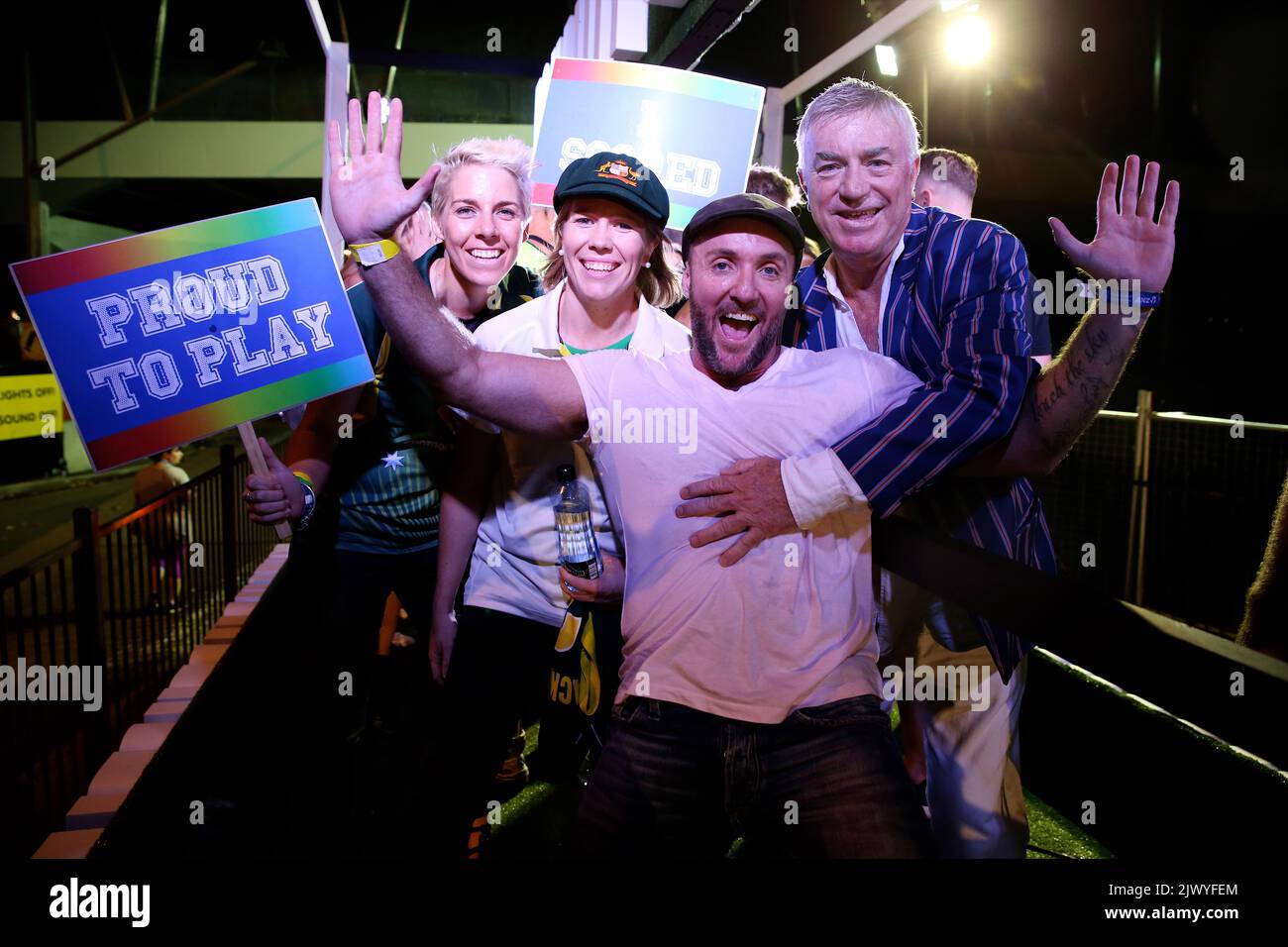 Die Athleten (L-R), die Cricketspieler Elyse Villani und Alex Blackwell, der Trampolinist Jai Wallace und der Cricketspieler Greg Matthews, sind während des Mardi Gras Sydney, Samstag, 07. März 2015, an Bord der Anti-Homophobie in Sport. Der Lead Float im diesjährigen Mardi Gras zeigt hochkarätige australische Sportidentitäten aus verschiedenen Sportarten. (AAP-Bild/Jane Dempster) Stockfoto