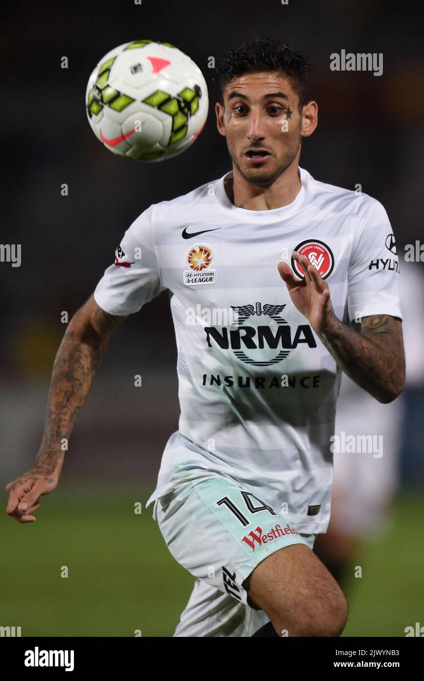 Kerem Bulut der Western Sydney Wanderers jagt einen Ball während des A-League-Spiels der Runde 25 gegen die Western Sydney Wanderers am Samstag, den 11. April 2015, im Central Coast Stadium in Gosford. (AAP-Bild/Paul Miller) Stockfoto