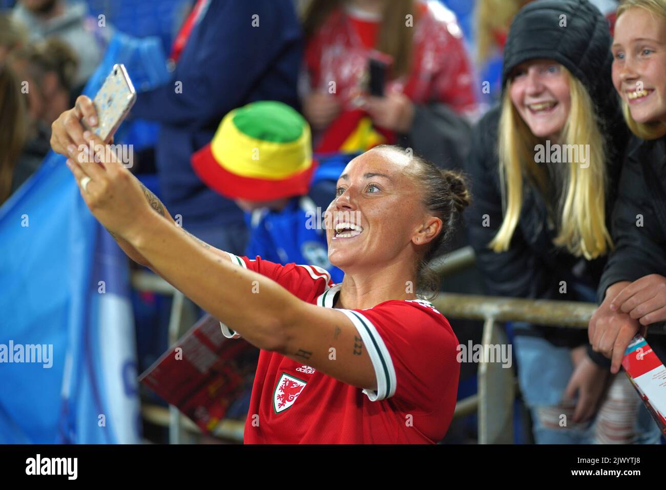 Cardiff, Wales, Großbritannien. 6.. September 2022. Natasha Harding begleitet die Fans in einem Selfie, während das Wales Women Football Team gegen Slowenien ein Null-Unentschieden feiert, um sich für die WM-Play-offs zu qualifizieren. Cardiff City Stadium, Cardiff. Kredit: Penallta Photographics/Alamy Live Nachrichten Stockfoto