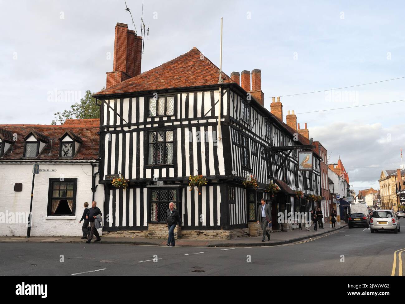 Hotel Indigo The Falcon Inn on Chapel Street in Stratford upon Avon England, historisches Fachwerkgebäude, denkmalgeschützte Gebäudearchitektur. Blick auf die Straße Stockfoto