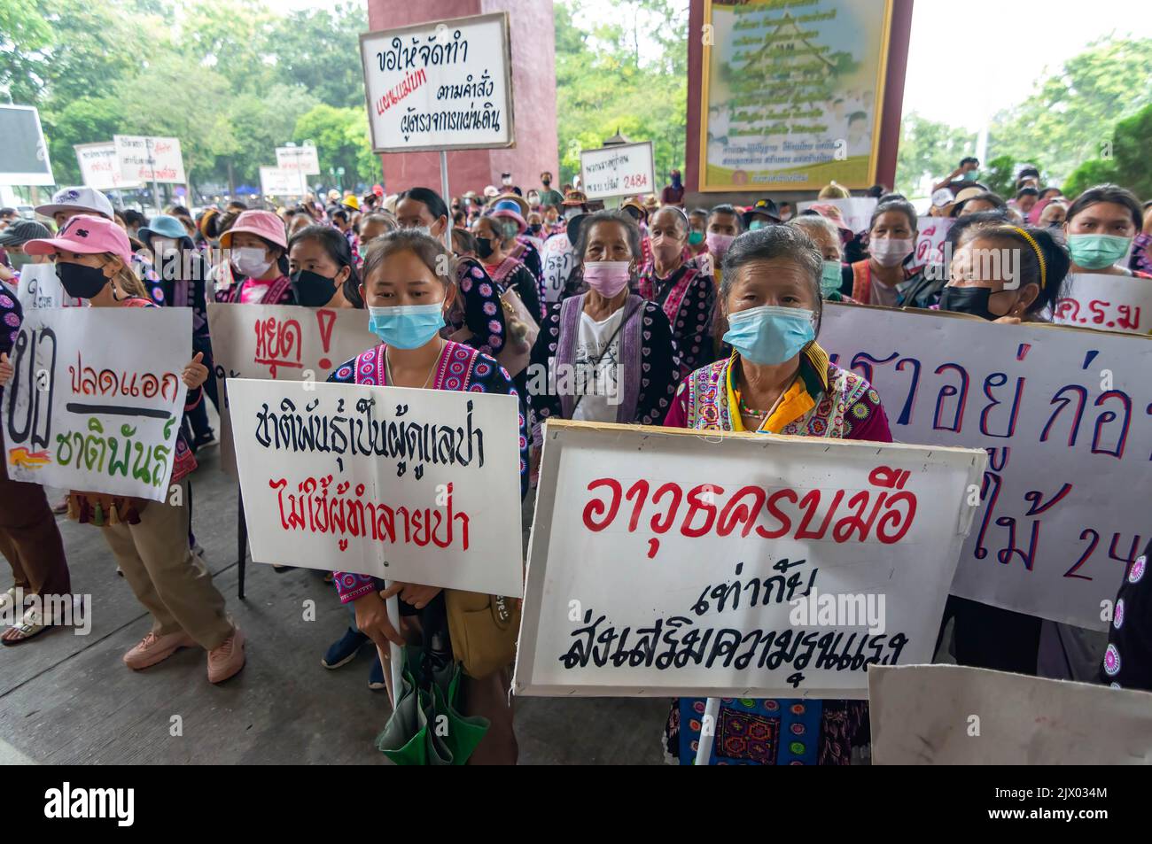 Chiang Mai, Thailand. 05. September 2022. Die Demonstranten des Hmong-Hügelstammes halten Plakate, auf denen ihre Meinung während des Protestes gegen die Regierung zum Ausdruck gebracht wird, um die Politik und die Räumungsbefehle zu überprüfen, nachdem die Regierungsbeamten die Residenz in Mon Jam, Bezirk Mae Rim, abgerissen hatten. Kredit: SOPA Images Limited/Alamy Live Nachrichten Stockfoto