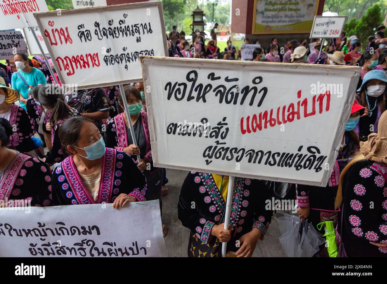 Chiang Mai, Thailand. 05. September 2022. Die Demonstranten des Hmong-Hügelstammes marschieren mit Plakaten, auf denen ihre Meinung während des Protestes gegen die Regierung zur Überprüfung der Politik und der Räumungsbefehle zum Ausdruck kommt, nachdem die Regierungsbeamten die Residenz in Mon Jam, Bezirk Mae Rim, abgerissen haben. (Foto von Pongmanat Tasiri/SOPA Images/Sipa USA) Quelle: SIPA USA/Alamy Live News Stockfoto