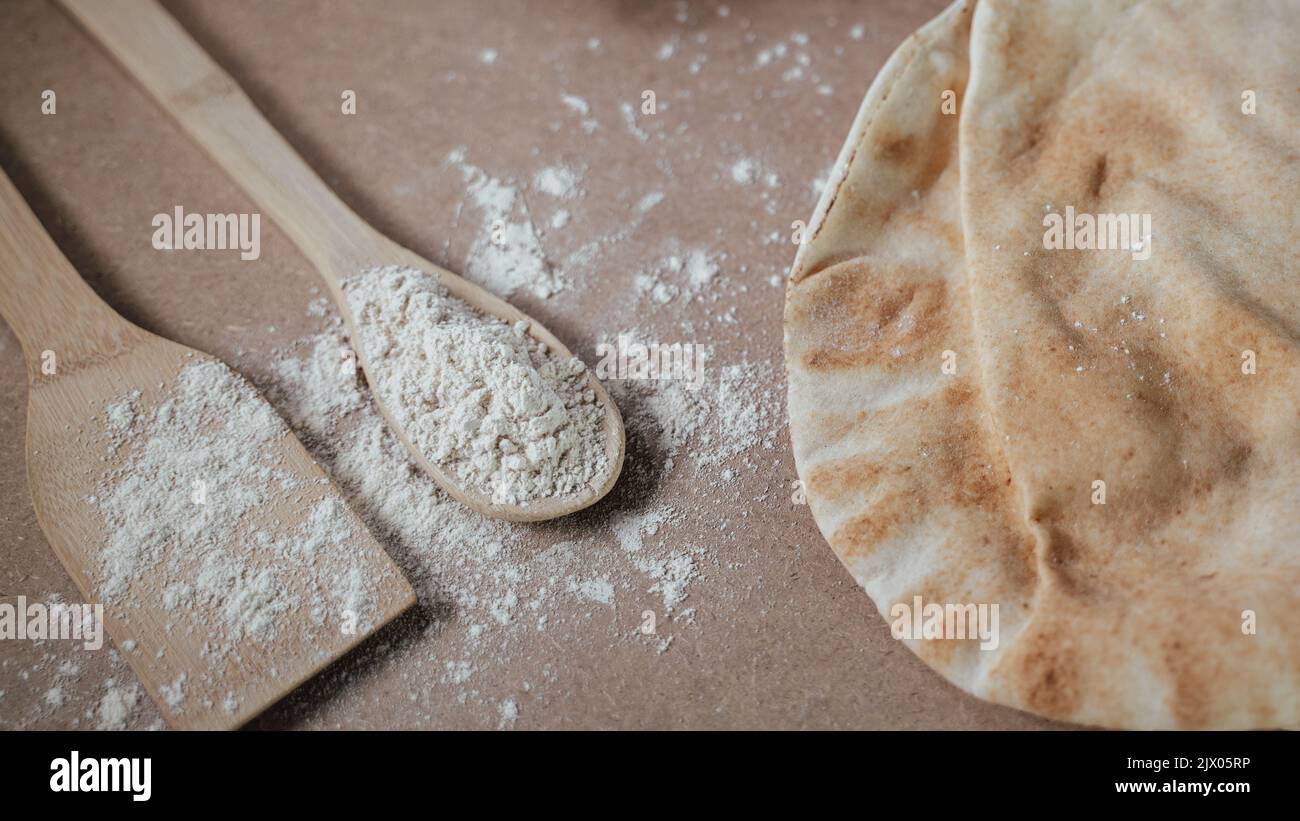 Arabisches Brot auf einem braunen Tisch in der Backküche Stockfoto