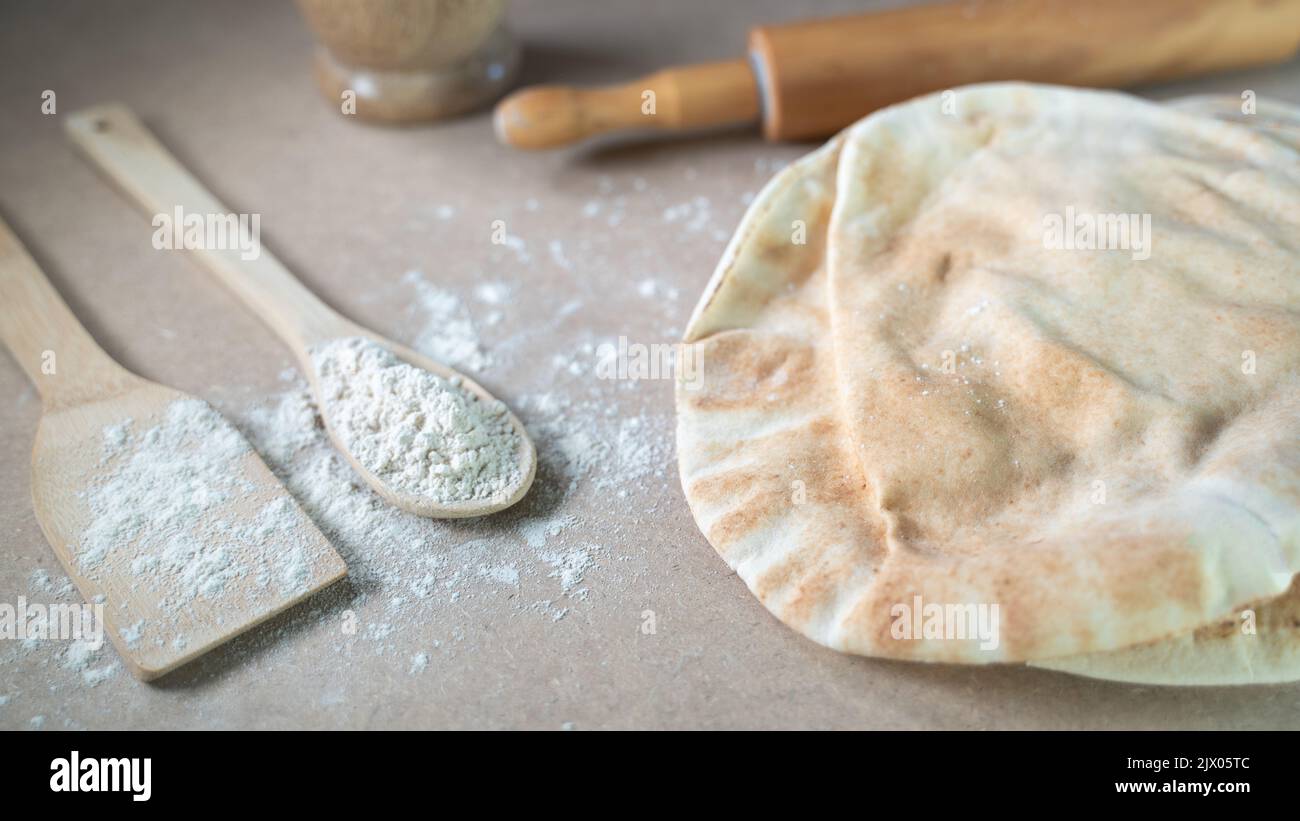 Arabisches Brot auf einem braunen Tisch in der Backküche Stockfoto