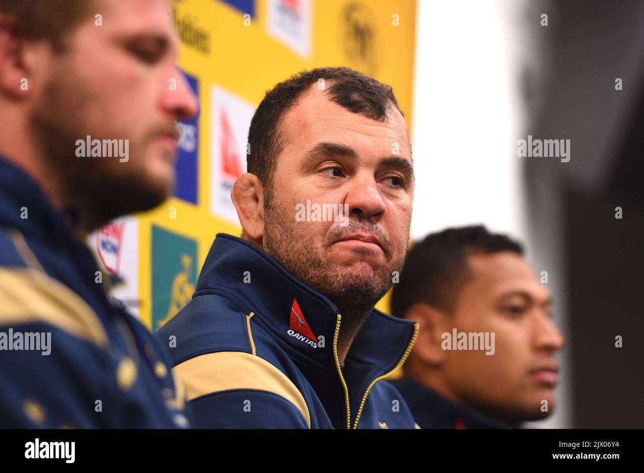 Wallabies-Trainer Michael Cheika, (Mitte), spricht am Dienstag, den 4. August 2015, während einer Medienkonferenz auf dem Sydney Cricket Ground in Sydney. Die Wallabies spielen am Samstag die All Blacks in der Rugby Championship-Weltmeisterschaft in Sydney. (AAP-Bild/Dan Himbrechts) Stockfoto