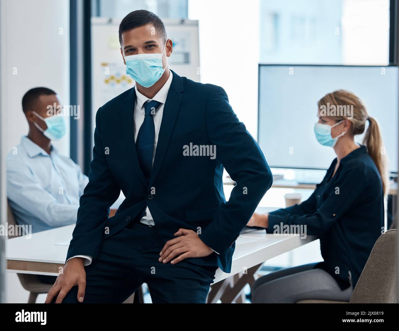 Geschäftsmann mit Covid Gesichtsmaske in Meetings, Leiter in Trainingsworkshops und Coaching von Mitarbeitern in Übereinstimmung mit Regeln und Vorschriften am Arbeitsplatz Stockfoto