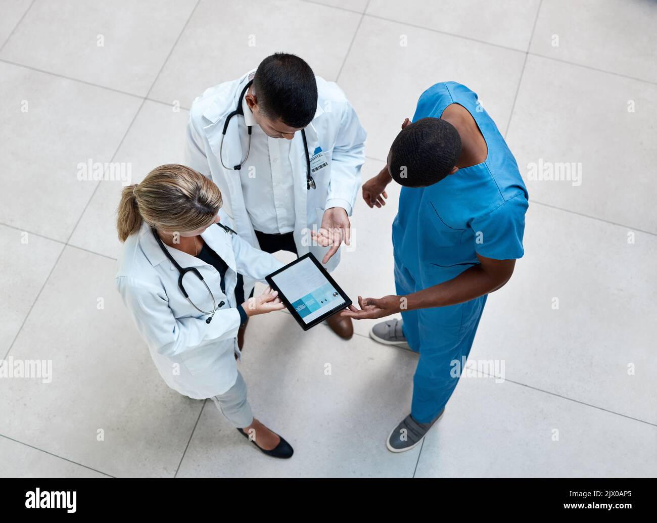 Arzt, Krankenschwester und Gesundheitsteam mit einem Tablet, das in einem Krankenhaus mit digitalen medizinischen Daten arbeitet. Technologie-, Technologie- und Internet-Informationen über Gesundheit Stockfoto