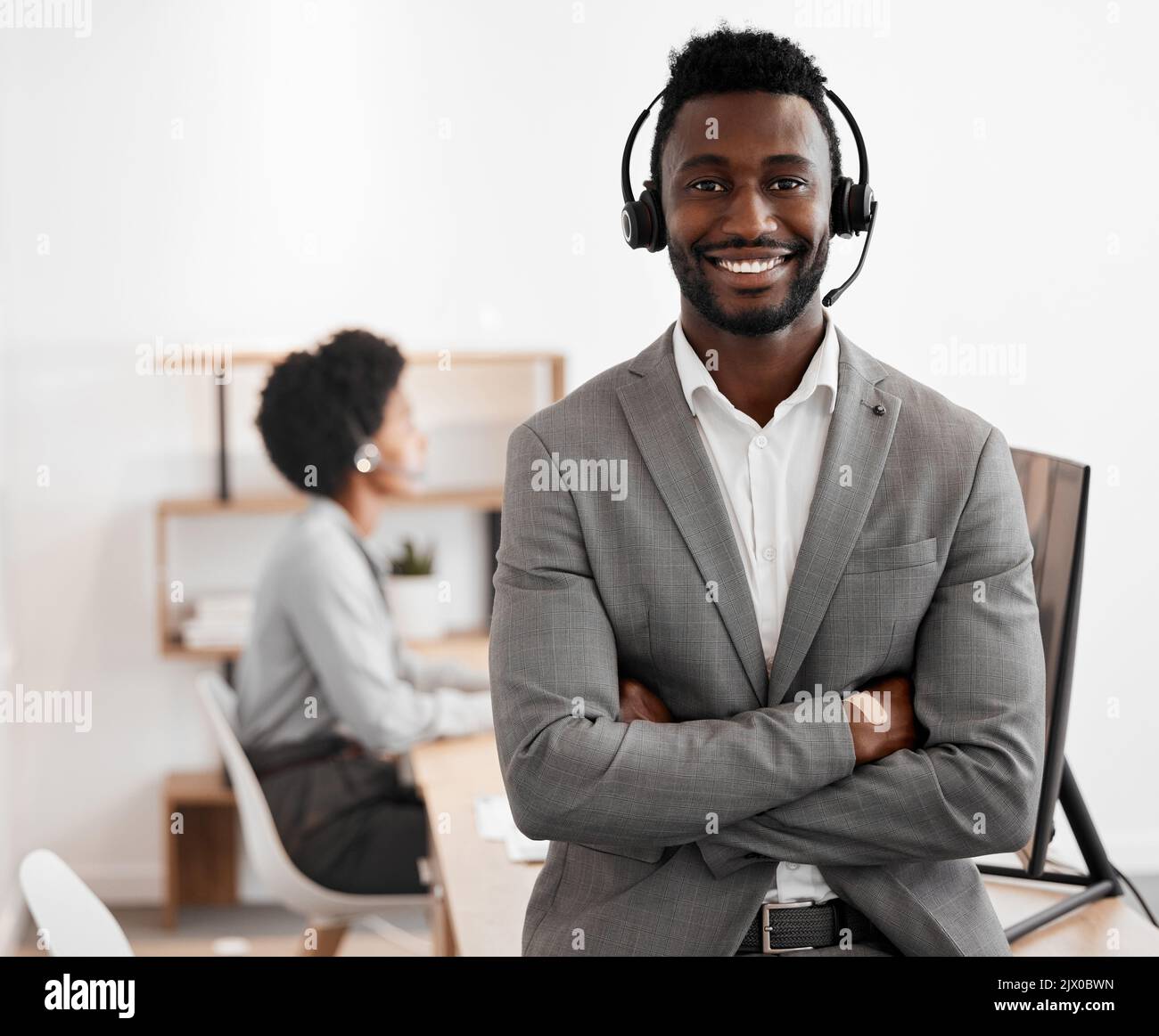 Callcenter-, Kundendienst- und crm-Berater tragen ein Headset und freuen sich über Telemarketing-Unternehmen. Porträt eines selbstbewussten schwarzen Mannes in Stockfoto