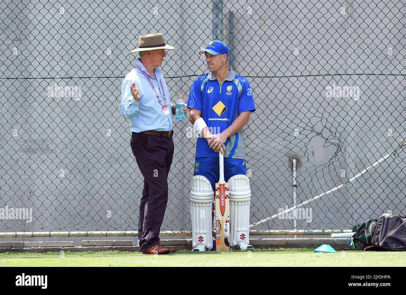 Der Hauptgeneral der australischen Armee, Steven Day (links), chattet mit dem australischen Schlagmann David Warner während des australischen Teamtrainings in der Gabba in Brisbane, Mittwoch, den 4. November 2015. Australien spielt Neuseeland im ersten Testspiel in der Gabba am Donnerstag. (AAP-Bild/Dave Hunt) Stockfoto