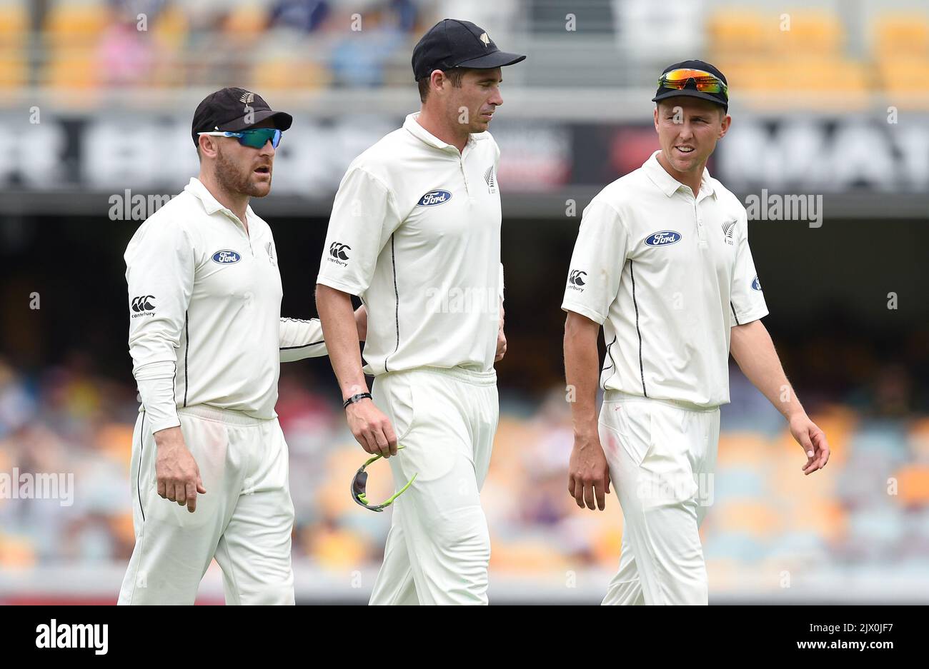 Der neuseeländische Pace Bowler Tim Southee (Mitte) wird vom Feld durch Kapitän Brendon McCullum (links) unterstützt, nachdem er am 2. Tag des ersten Trans-Tasman-Test-Spiels zwischen Australien und Neuseeland auf der Gabba in Brisbane, Freitag, den 6. November 2015, eine Verletzung erlitten hat. (AAP-Bild/Dave Hunt) Stockfoto