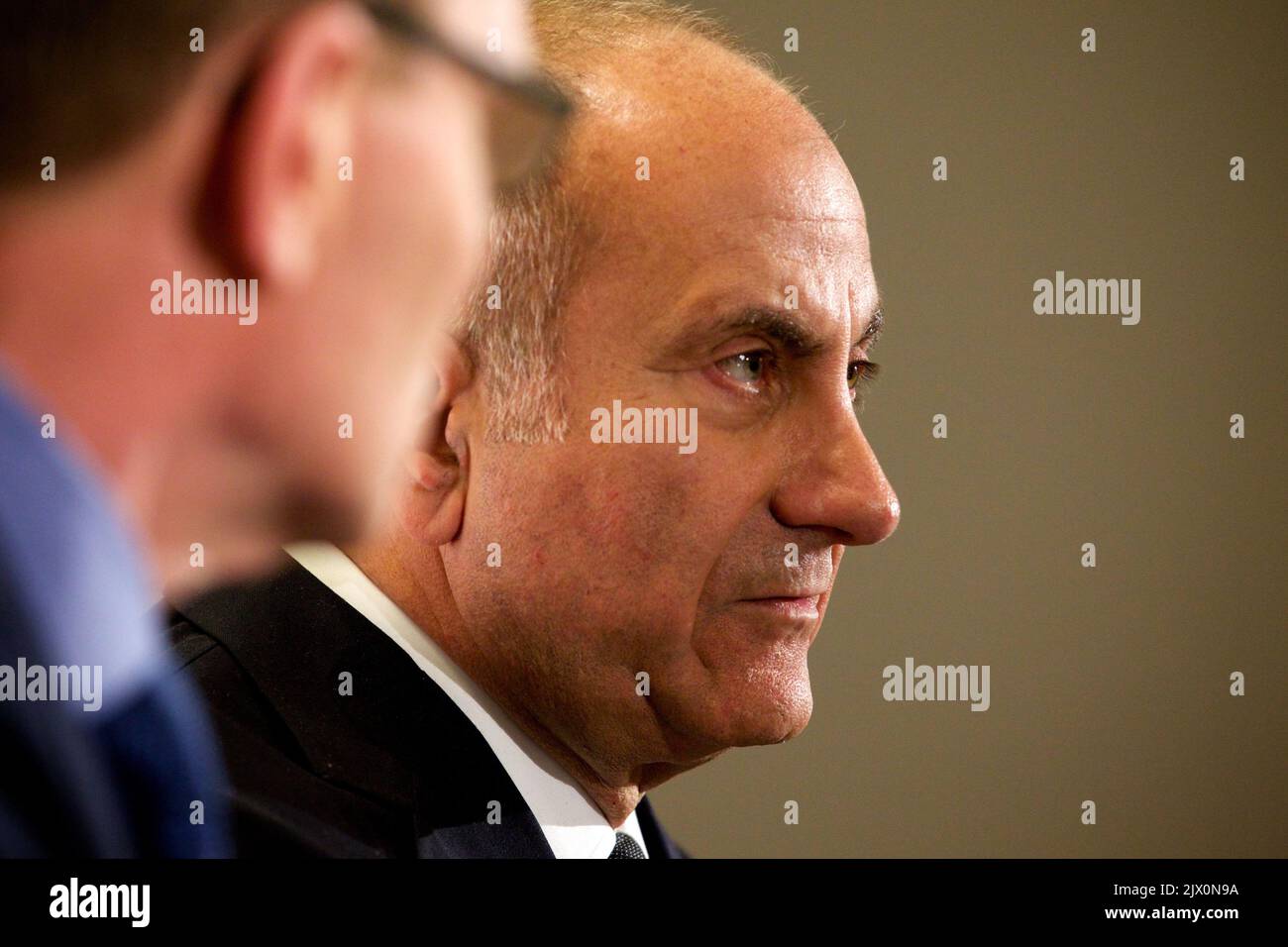 JAC Nasser, Chairman VON BHP Billiton (rechts), und Andrew Mackenzie, Chief Executive Officer, beantworten Fragen auf einer Pressekonferenz nach der Hauptversammlung des Unternehmens in Perth am Donnerstag, den 19. November. 2015. BHP Billiton sagt, dass die Aktionäre dem Bergbaugiganten vertrauen müssen, um die Wahrheit über die tödliche Minenkatastrophe in Brasilien zu erfahren, bei der 11 Menschen starben. (AAP-Bild/Richard Wainwright Stockfoto