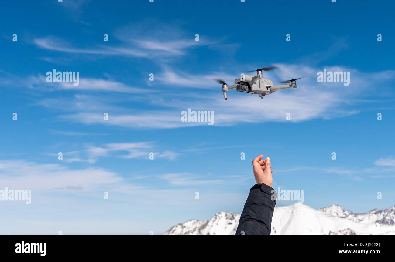 Die Drohne schwebte über der Hand des Bedieners Stockfoto