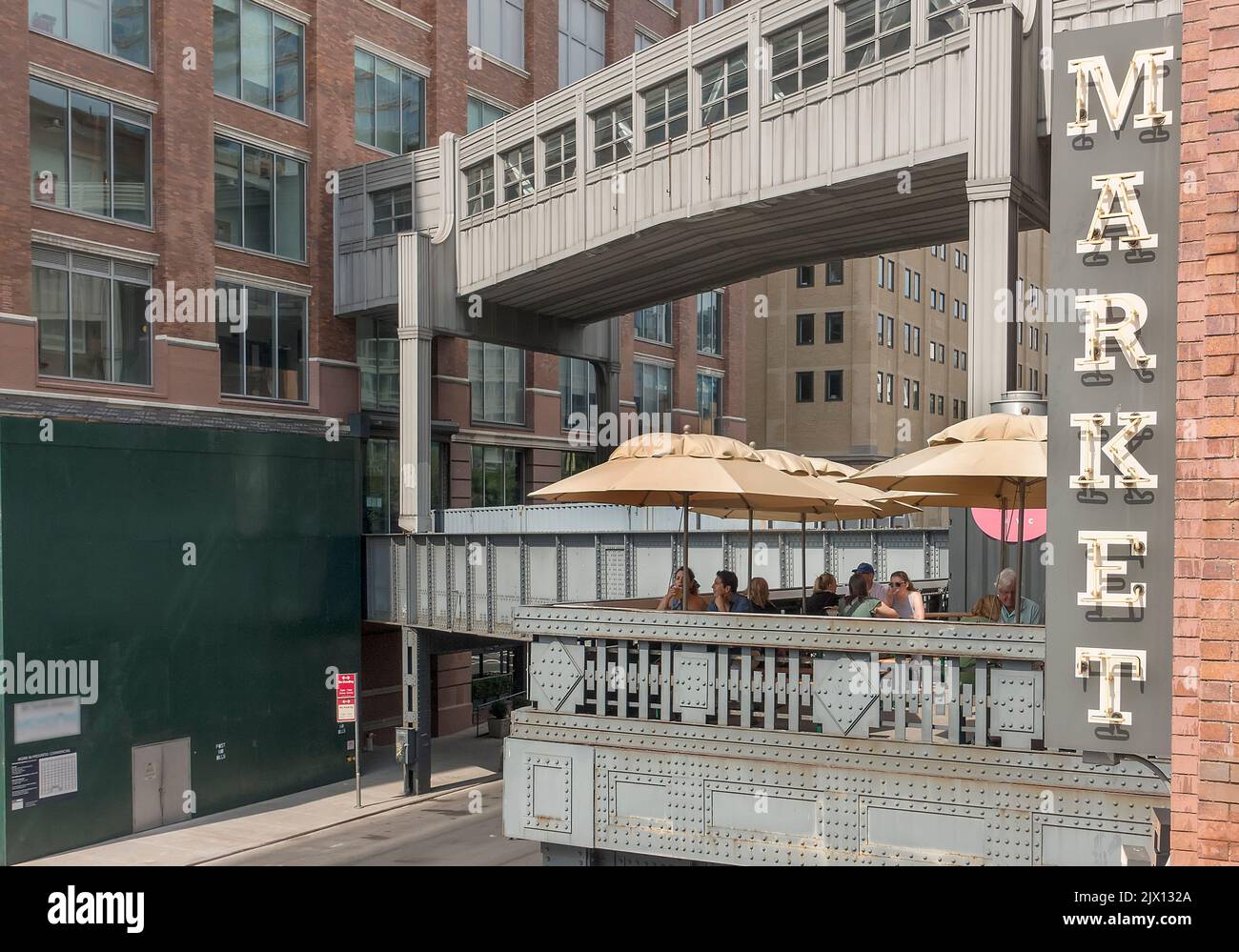 Speisen im Freien im Marktrestaurant in Chelsea, Manhattan, NYC, USA Stockfoto