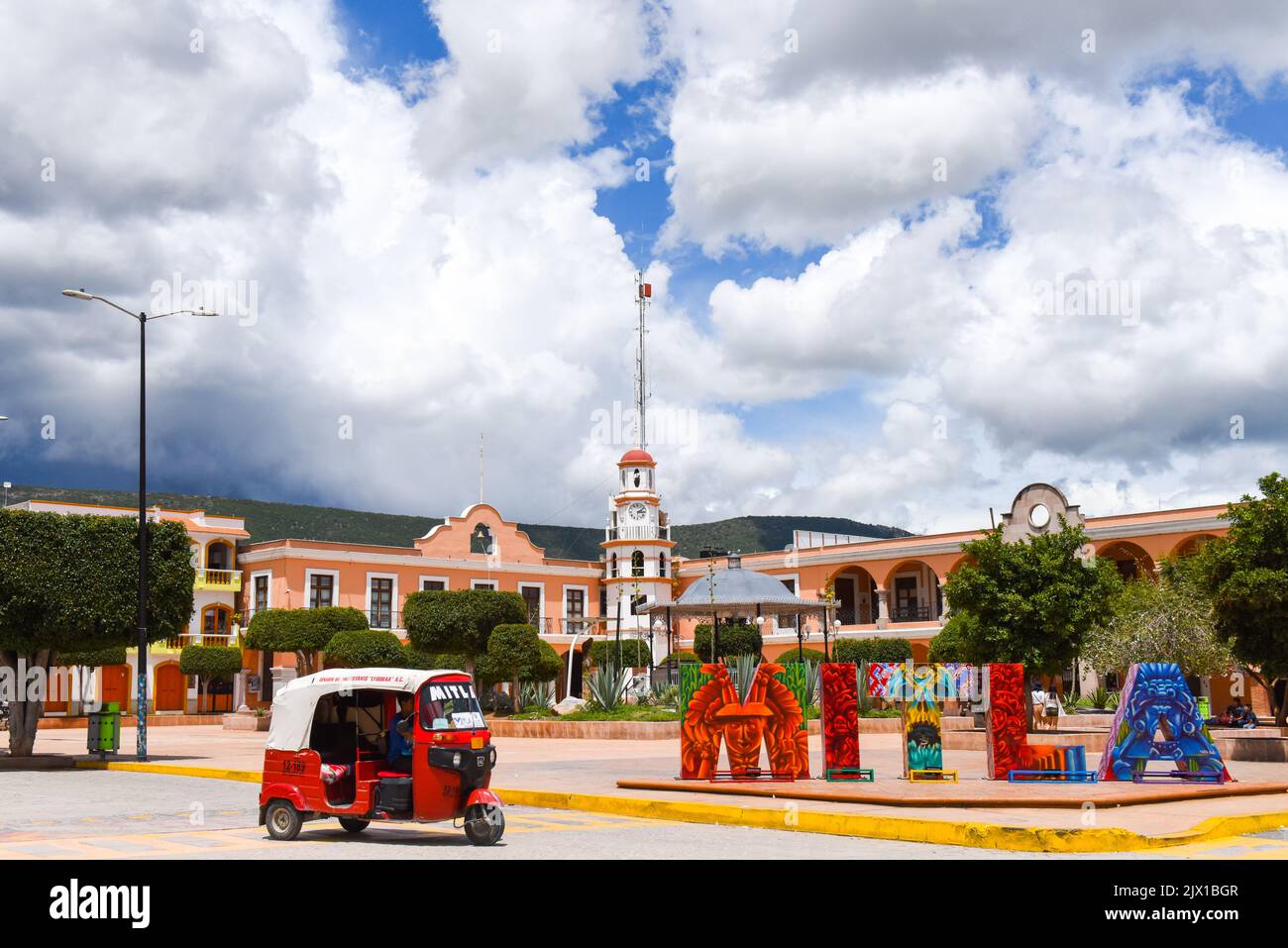Der Hauptplatz der Stadt Mitla, Bundesstaat Oaxaca, Mexiko Stockfoto