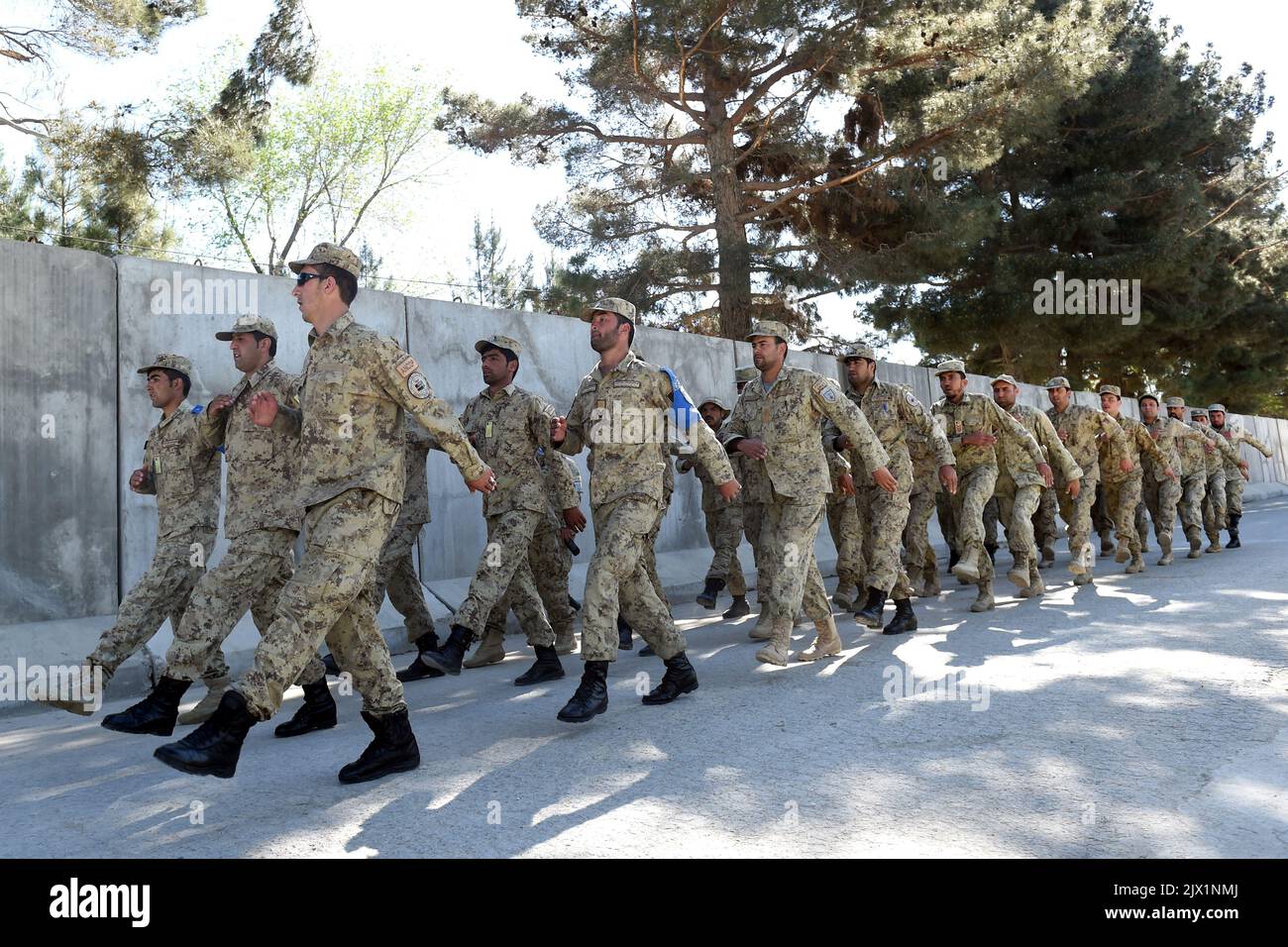 Mitglieder der afghanischen Nationalarmee marschieren am Samstag, den
