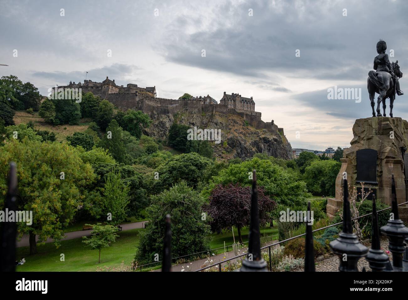 Blick von der Princes Street auf die Altstadt und das Schloss in Edinburgh, Blick auf Häuser, Hügel und Bäume in der Altstadt, Schottland, Großbritannien im Sommer Stockfoto