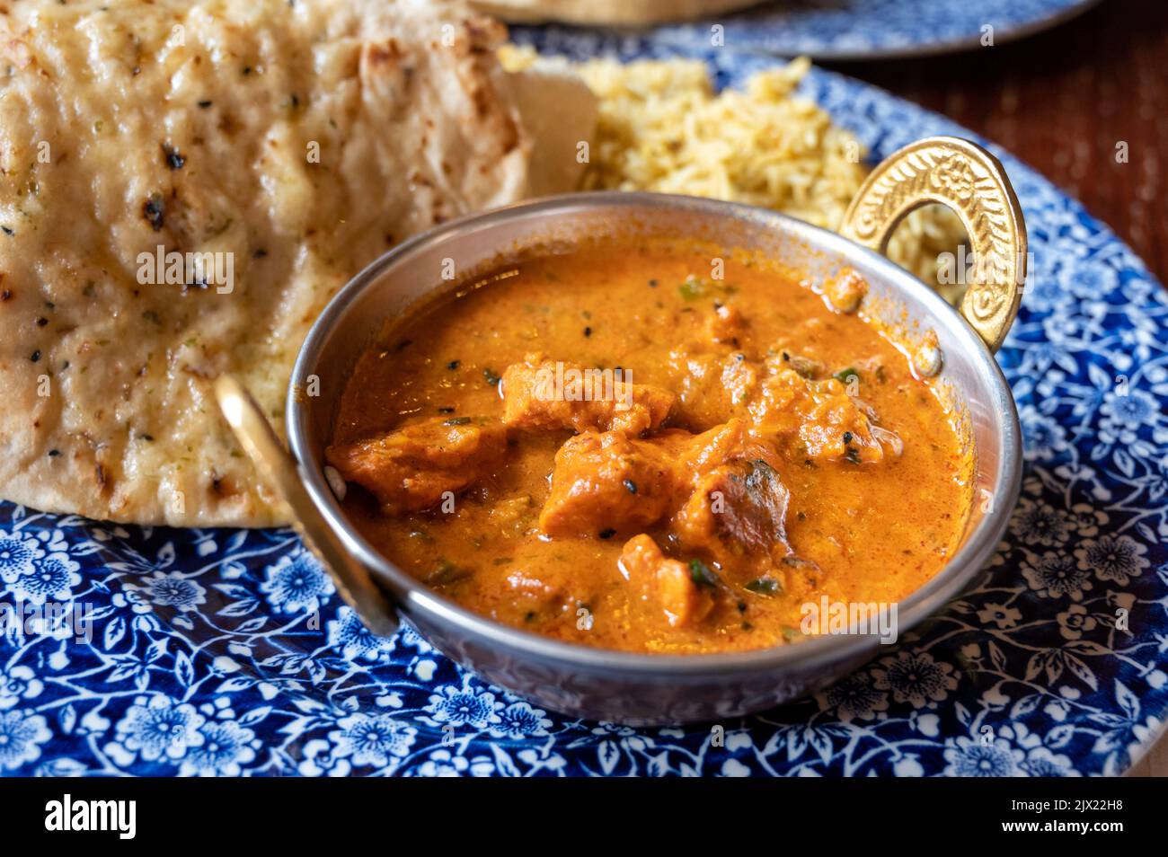 Indisches Essen, Chiken Tikka Masala-Gericht mit Reis- und Knoblauchbrot Naan, Nahaufnahme Stockfoto