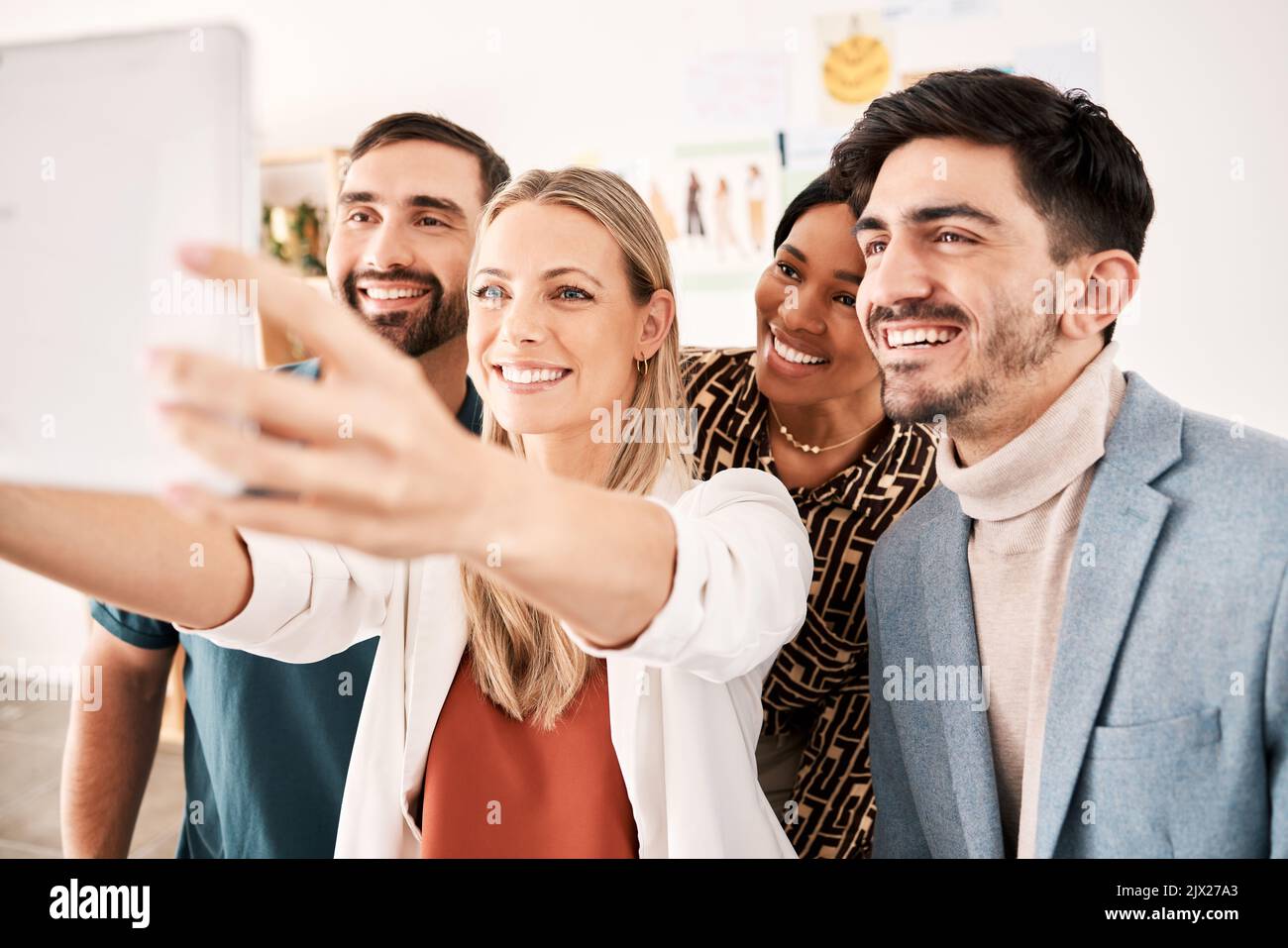 Teamwork Selfie, Geschäftsleute und Mitarbeiter posieren für Social Media Foto auf Tablet als glücklich, Lächeln und erfolgreiche Zusammenarbeit in der Büroagentur Stockfoto