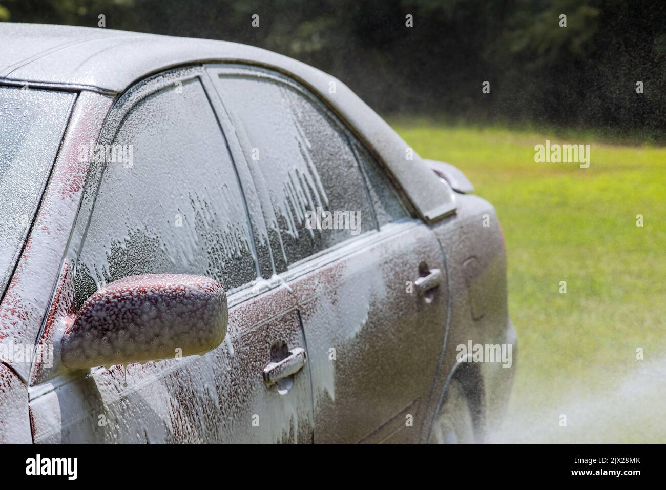 Während der Reinigung in einer Autowäsche mit Verwendung von Seifenwasser auf Power-Wasserstrahl Sprühen Stockfoto