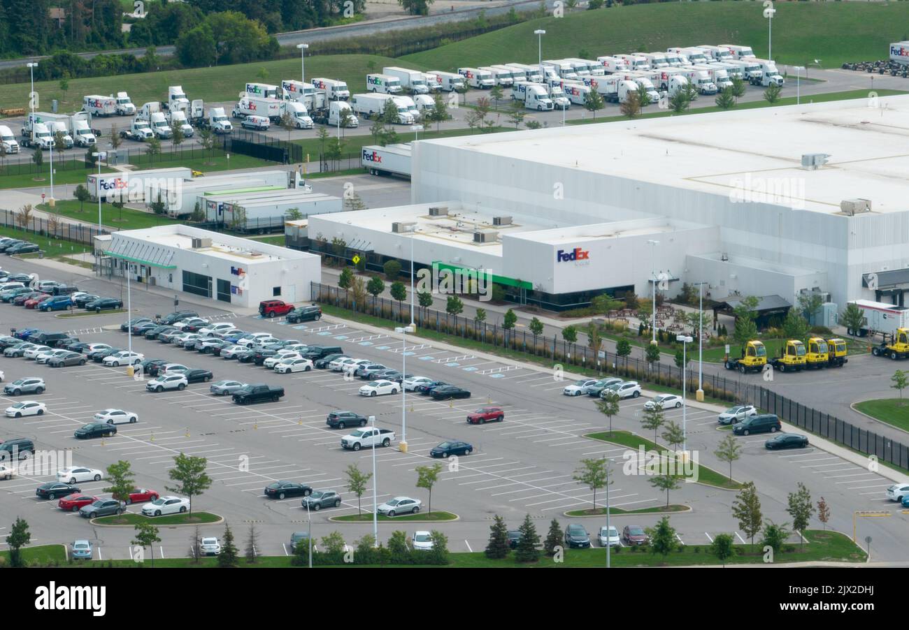 Ein hohes Luftfoto über einem FedEx, Federal Express, Büro und Vertriebszentrum. Stockfoto