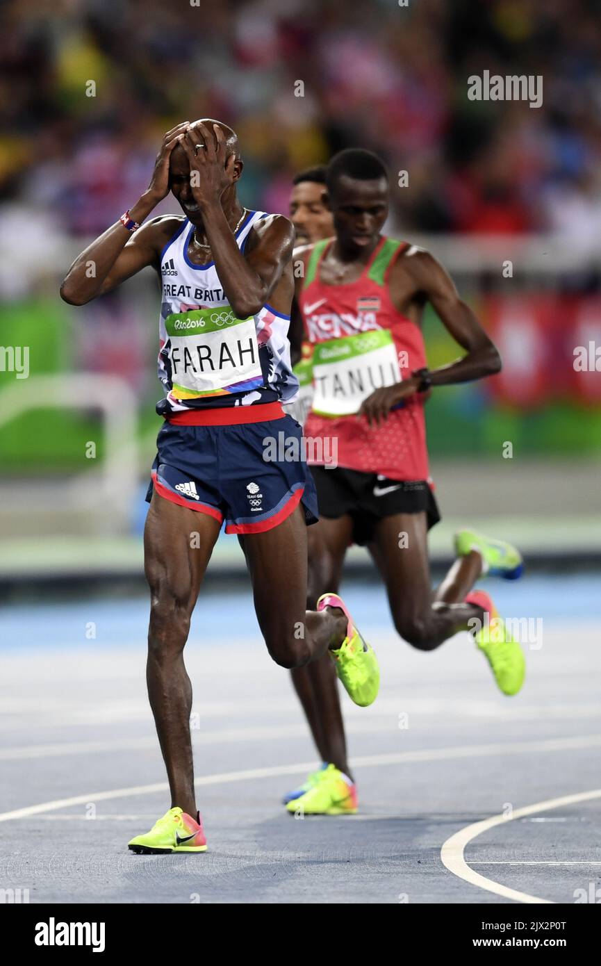 Mohamed Farah aus Großbritannien reagiert nach dem Sieg im 10000-Meter-Finale der Männer im Olympiastadion am achten Tag der Olympischen Spiele 2016 in Rio de Janeiro, Brasilien, am Samstag, den 13. August 2016. (AAP-Bild/Lukas Coch) Stockfoto