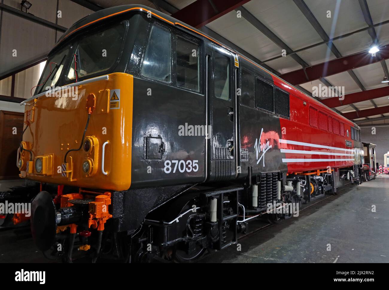 Die Livemusik von Virgin Trains wurde auf einer elektrischen Lokomotive der Klasse 87 im Crewe Heritage Centre vorgestellt - Triebwerk Motor 87035, Cheshire, England, UK, CW1 2DB Stockfoto