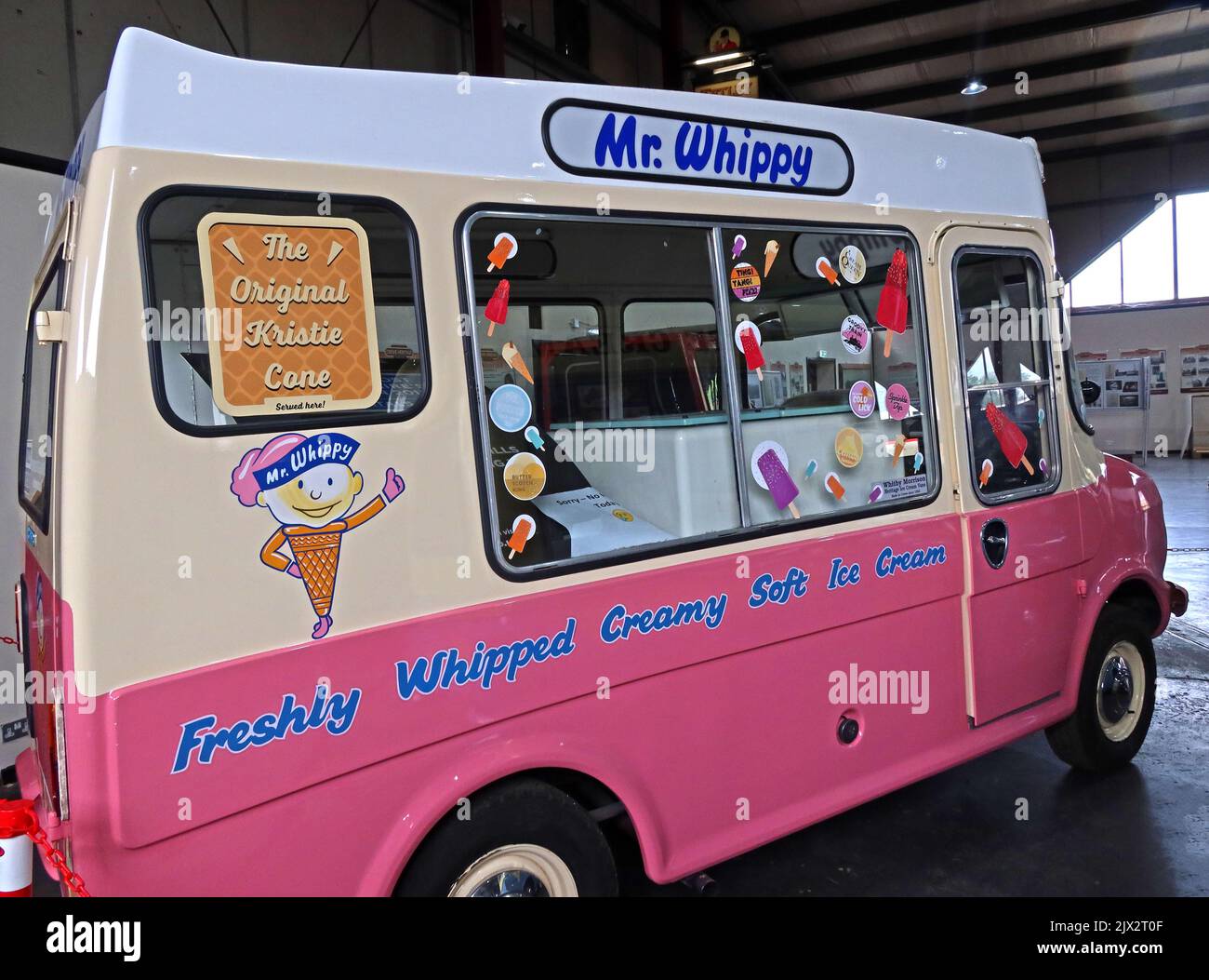 Pink Mr. Whippy, frisch gepeitschter cremiger Eiswagen, gebaut von Whitby Morrison, Crewe, Cheshire, England, Vereinigtes Königreich, CW1 6TT Stockfoto