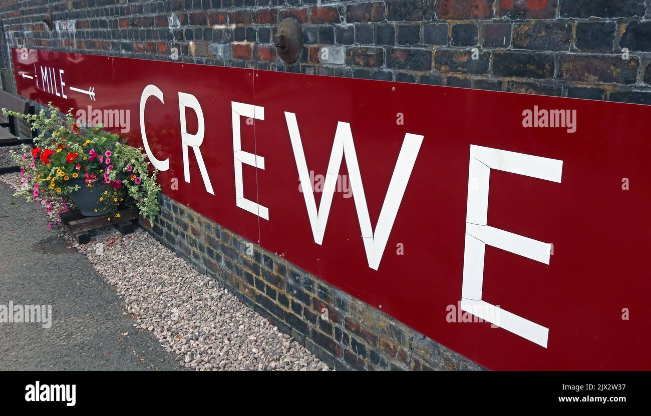 Eine Viertelmeile nach Crewe, Schild an der North Junction Signalbox, West Coast Mainline, WCML Railway, Cheshire, England, VEREINIGTES KÖNIGREICH , CW1 2DB Stockfoto