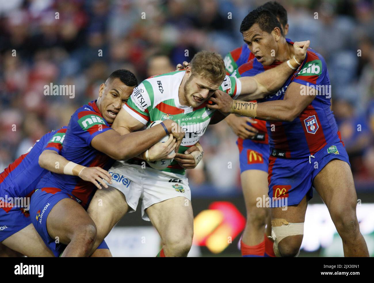 Thomas Burgess von den Rabbitohs wird von Daniel und Jacob Saipiti während der Runde 25 NRL Spiel zwischen den Newcastle Knights und den South Sydney Rabbitohs im Hunter Stadium, Newcastle, Sonntag, August, angegangen. 28, 2016. (AAP-Bild/Darren Pateman) Stockfoto