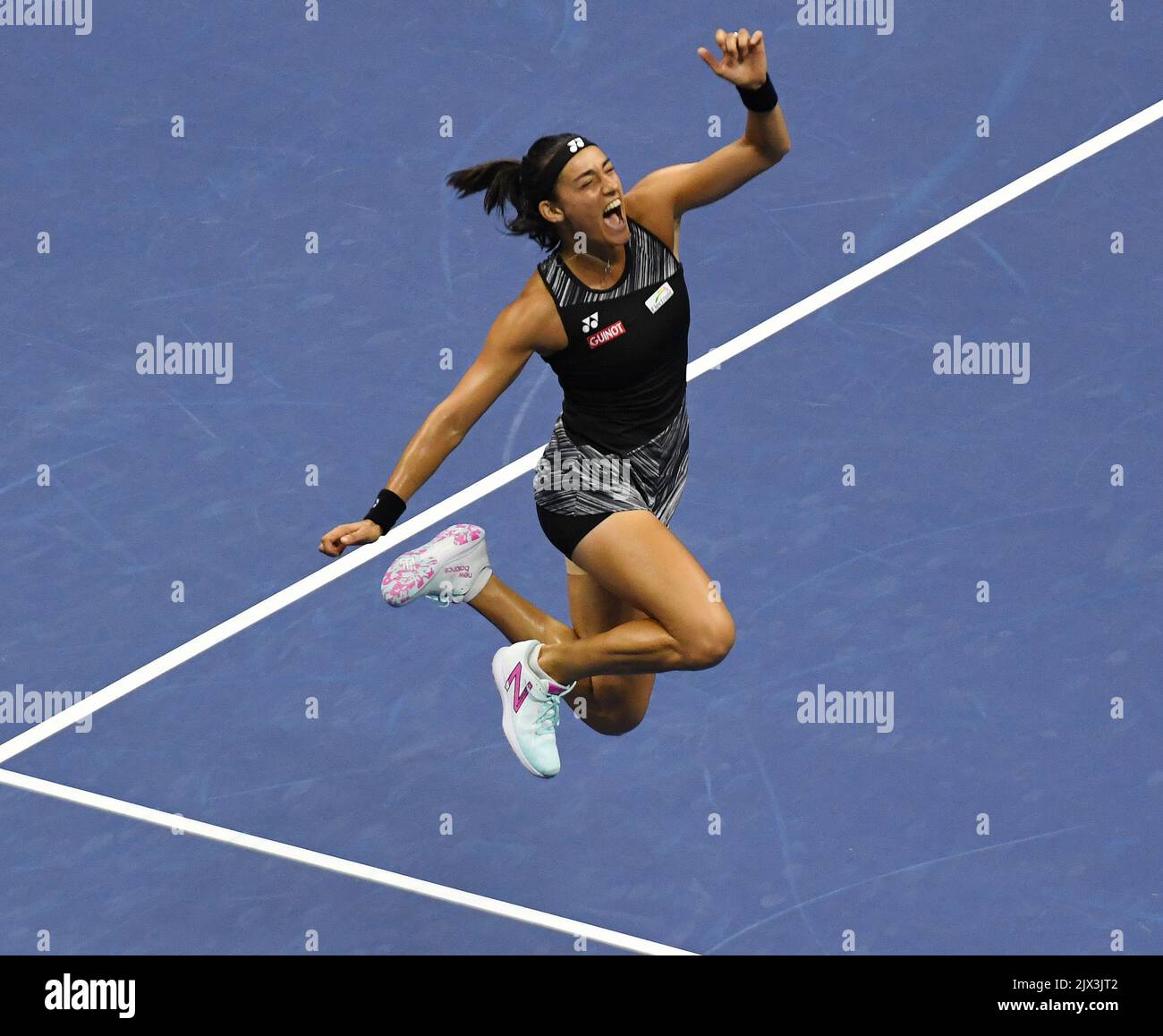 New York, Gbr. 06. September 2022. New York Flushing Meadows US Open Day 9 06/09/2022 Caroline Garcia (FRA) feiert in ihrem Markenstil nach dem Gewinn von Siegen im Viertelfinale der Damen Credit: Roger Parker/Alamy Live News Stockfoto