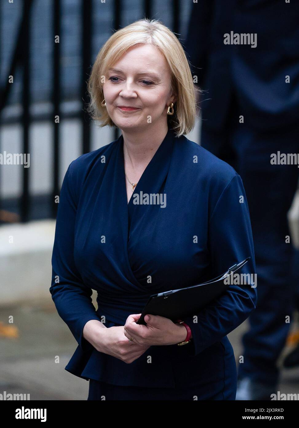 London, Großbritannien. 06. September 2022. Liz Truss, die britische Premierministerin, vor der Downing Street 10 gesehen. Sie kam an, nachdem sie aus Balmoral herabgefahren war, wo der ehemalige Außenminister offiziell von der Königin ernannt wurde. (Foto von Tejas Sandhu/SOPA Images/Sipa USA) Quelle: SIPA USA/Alamy Live News Stockfoto