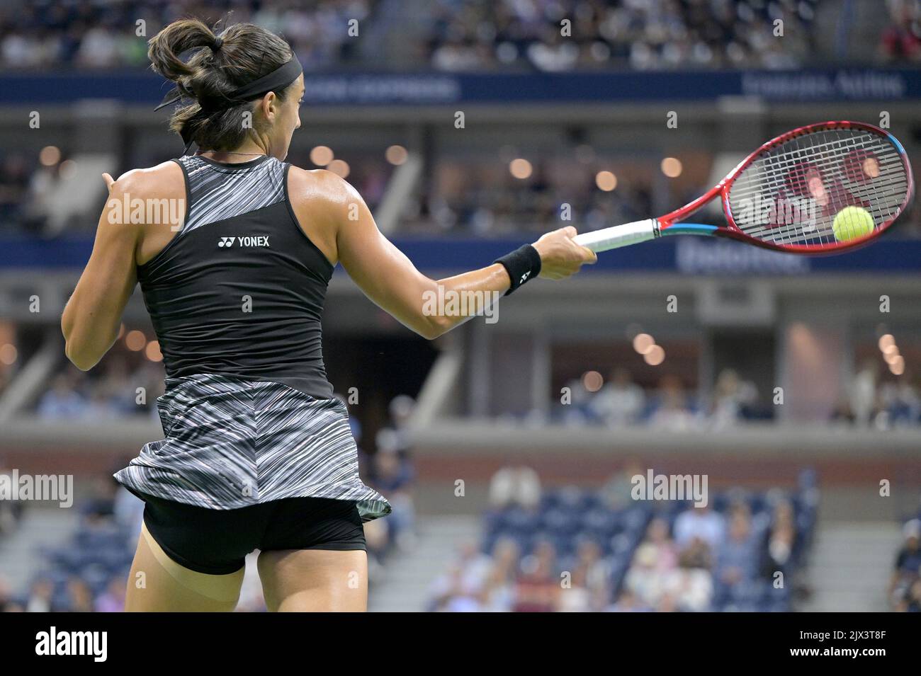 New York, USA. 06. September 2022. Caroline Garcia aus Frankreich gibt einen Schuss gegen Coco Gauff aus den Vereinigten Staaten während der Viertelfinalrunden der Frauen der U.S. Open Tennis Championships im USTA Billie Jean King National Tennis Center in Flushing Meadows Corona Park New York, 6. September 2022 zurück. (Foto von Anthony Behar/Sipa USA) Quelle: SIPA USA/Alamy Live News Stockfoto