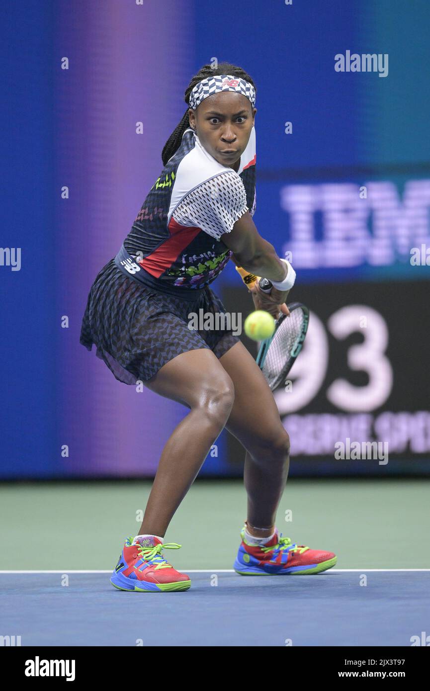 New York, USA. 06. September 2022. Coco Gauff aus den Vereinigten Staaten spielt gegen Caroline Garcia aus Frankreich während der Viertelfinalrunden der Frauen der U.S. Open Tennis Championships im USTA Billie Jean King National Tennis Center in Flushing Meadows Corona Park New York, 6. September 2022. (Foto von Anthony Behar/Sipa USA) Quelle: SIPA USA/Alamy Live News Stockfoto