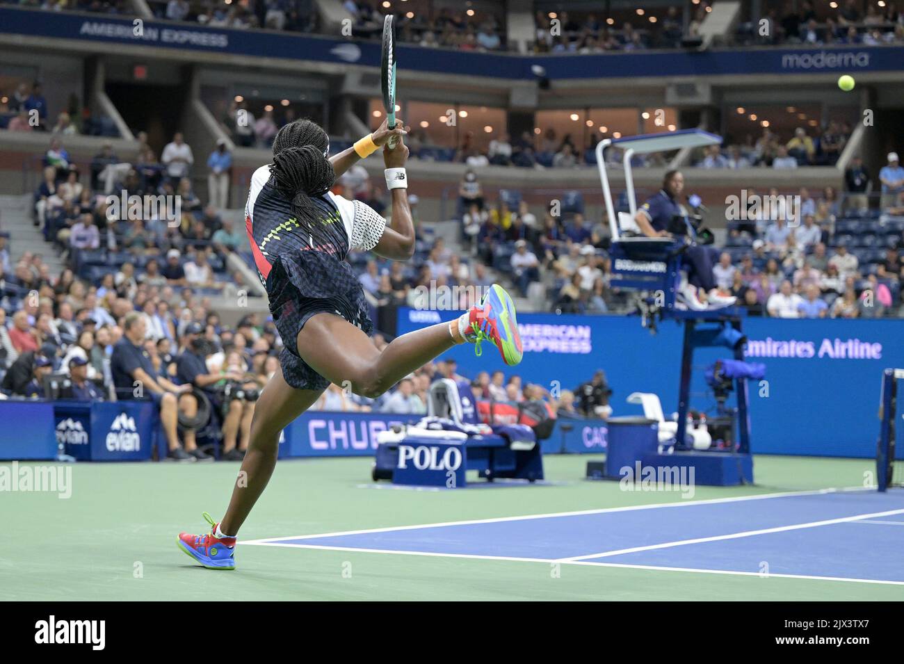 New York, USA. 06. September 2022. Coco Gauff aus den Vereinigten Staaten spielt gegen Caroline Garcia aus Frankreich während der Viertelfinalrunden der Frauen der U.S. Open Tennis Championships im USTA Billie Jean King National Tennis Center in Flushing Meadows Corona Park New York, 6. September 2022. (Foto von Anthony Behar/Sipa USA) Quelle: SIPA USA/Alamy Live News Stockfoto