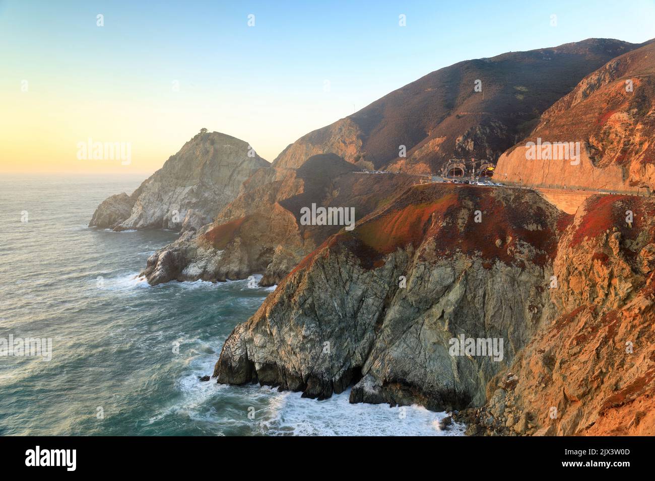 Devil's Slide, gemalt bei Sonnenuntergang. Pacifica und Montara, San Mateo County, Kalifornien, USA. Stockfoto