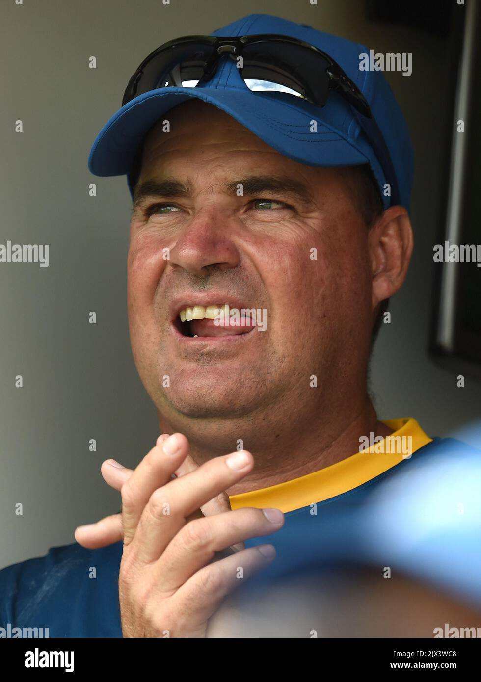 Der pakistanische Trainer Mickey Arthur schaut am 5. Tag des ersten Testspiels zwischen Australien und Pakistan auf der Gabba in Brisbane, Montag, den 19. Dezember 2016, während des Spiels zu. (AAP-Bild/Dave Hunt) Stockfoto