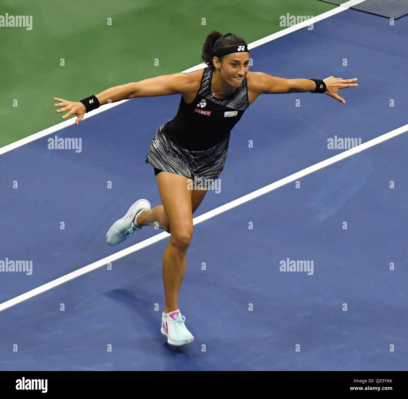 New York, Gbr. 06. September 2022. New York Flushing Meadows US Open Day 9 06/09/2022 Caroline Garcia (FRA) feiert in ihrem Markenstil nach dem Gewinn von Siegen im Viertelfinale der Damen Credit: Roger Parker/Alamy Live News Stockfoto