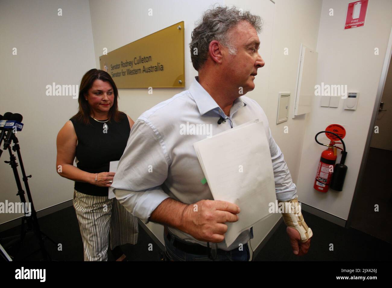 Senator Rod Culleton verlässt am Mittwoch, den 04. Januar 2017, eine Pressekonferenz mit seiner Frau Ioanna Culleton in seinem Büro in Perth. Der ehemalige Senator von One Nation ist nach einem Fressen vor einem Gericht in Perth aus dem Krankenhaus entlassen worden. (AAP-Bild/Richard Wainwright) Stockfoto