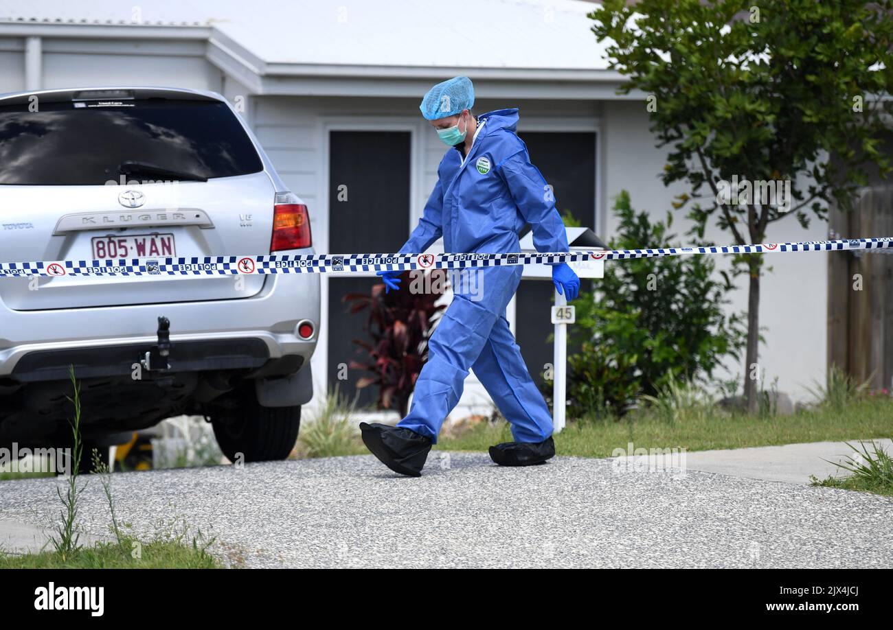 Forensische Polizeibeamte untersuchen ein Haus in Pimpama auf der Goldgräher, Dienstag, 31. Januar 2017. Die Leichen eines 52-jährigen Mannes und einer 40-jährigen Frau wurden heute Morgen im Haus gefunden, nachdem die Polizei Berichte über eine Störung erhalten hatte. (AAP-Bild/Dan Peled) Stockfoto