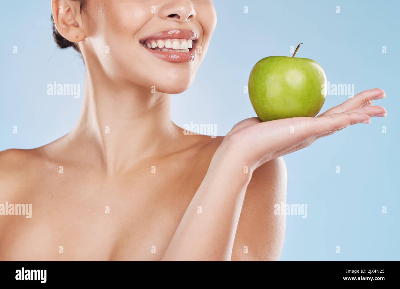 Gesundheit, Schönheit und Frau mit einem Apfel und einem Wellness, gesunde und organische Lebensstil im Studio. Mädchen mit klarer Haut und frischer Hautpflege Routine Stockfoto