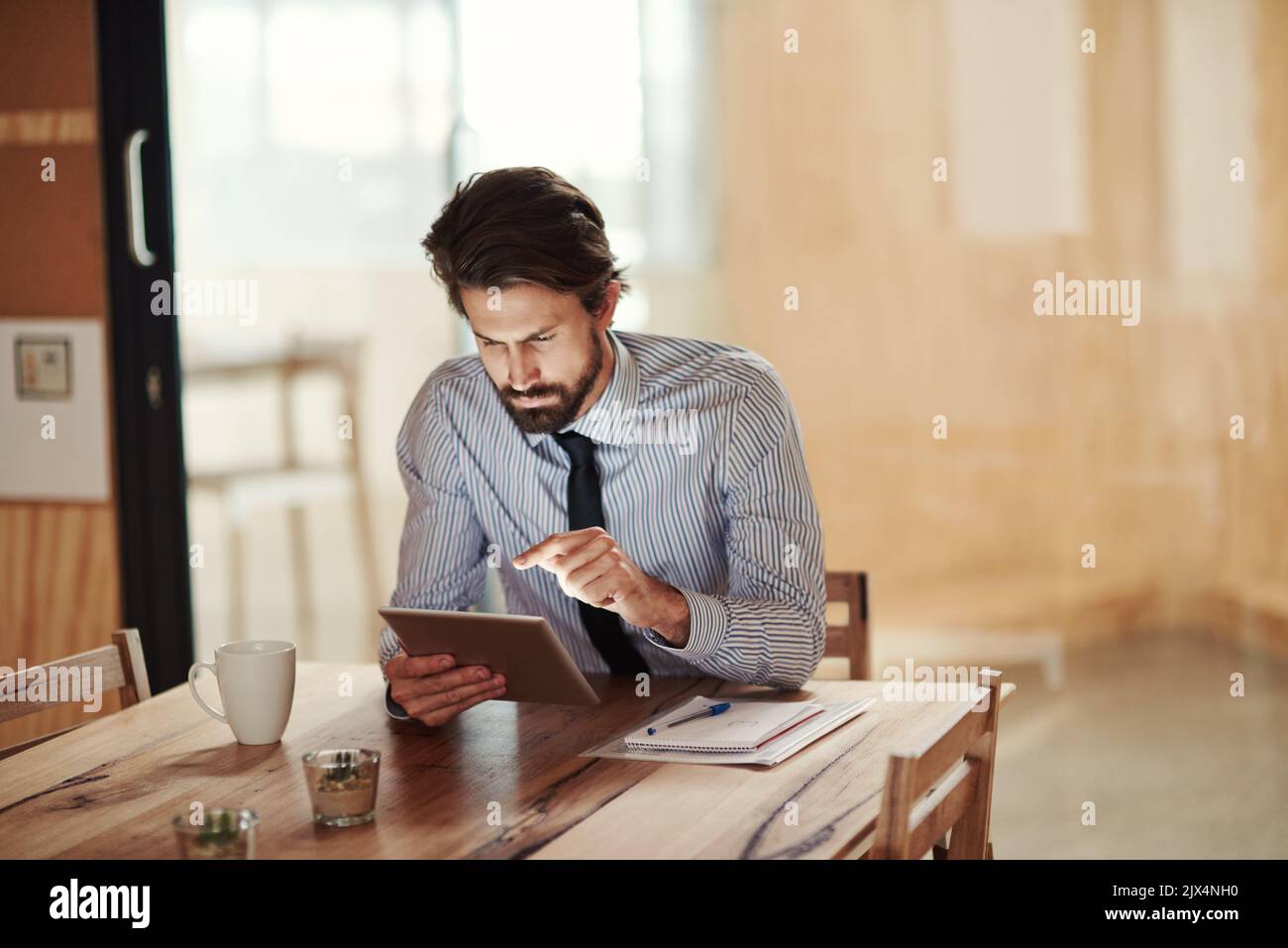 Werkzeuge der modernen Wirtschaft. Ein Geschäftsmann mit einem digitalen Tablet. Stockfoto