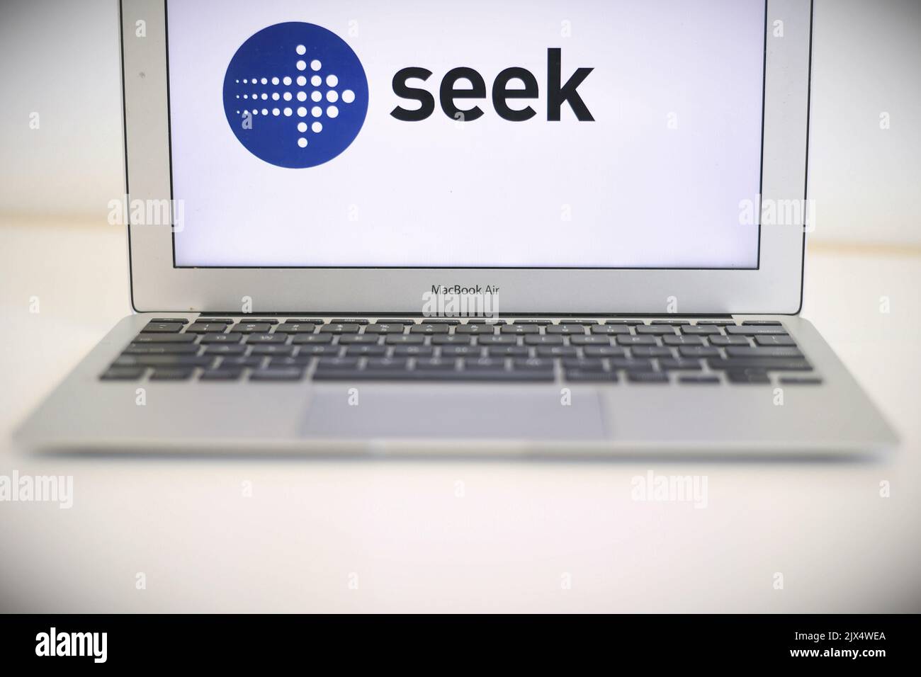 Das Logo der Jobsuchenden Website „Seek“ ist auf einem Bildschirm in Canberra am Dienstag, den 21. Februar 2017 zu sehen. Das Online-Stellenportal SEEK hat den Nettogewinn im ersten Halbjahr um 69 Prozent auf $84,1 Millionen gesenkt, da die schwachen wirtschaftlichen Bedingungen in Brasilien und Südostasien die Gewinne belasteten. (AAP-Bild/Lukas Coch) Stockfoto