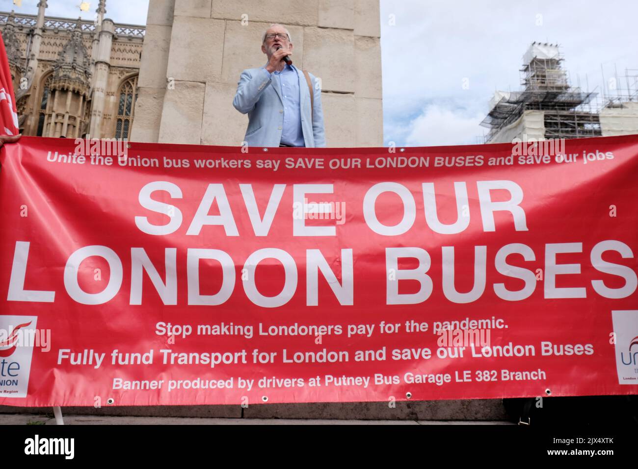 London, Großbritannien. 6.. September 2022. Jeremy Corbyn, unabhängiger Abgeordneter für Islington North, spricht auf der Unite Union-Kundgebung, die nach den von Transport for London (TfL) vorgeschlagenen Plänen zur Verringerung von 16 Busverbindungen und zur Änderung von 78 Strecken organisiert wurde, um nach einer drastischen Einkommensreduzierung während der Pandemie Geld zu sparen. Die Finanzen der Organisation stehen vor einem schwarzen Loch mit einer Finanzierungslücke von 1,9bn £. London ist die einzige Hauptstadt in Europa, die keinen staatlich subventionierten Verkehr hat. Kredit: Elfte Stunde Fotografie/Alamy Live Nachrichten Stockfoto