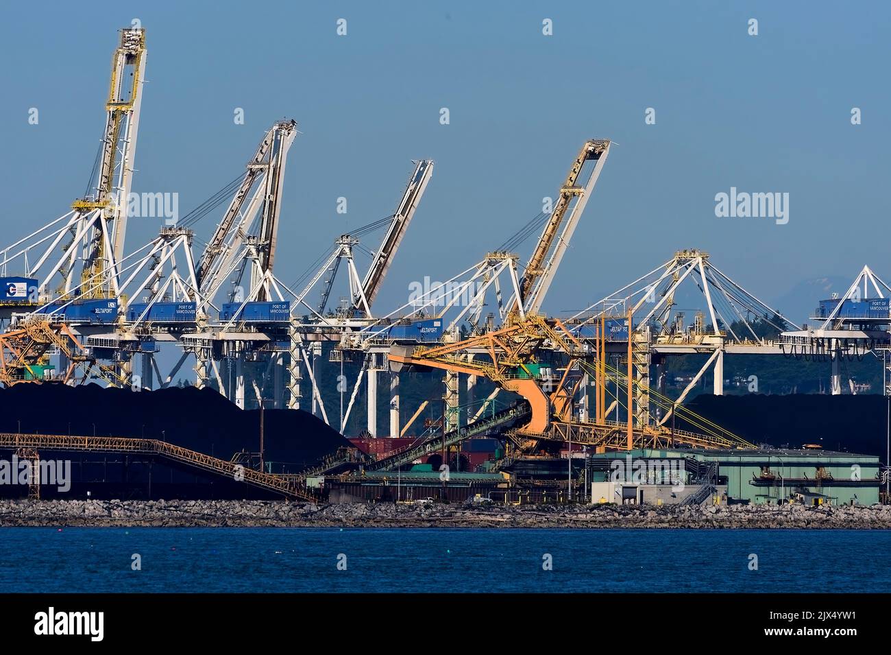 Stapel von Rohkohle, die bereit sind, auf ein Seeschiff für den Transport über das Meer nach Europa verladen zu werden Stockfoto