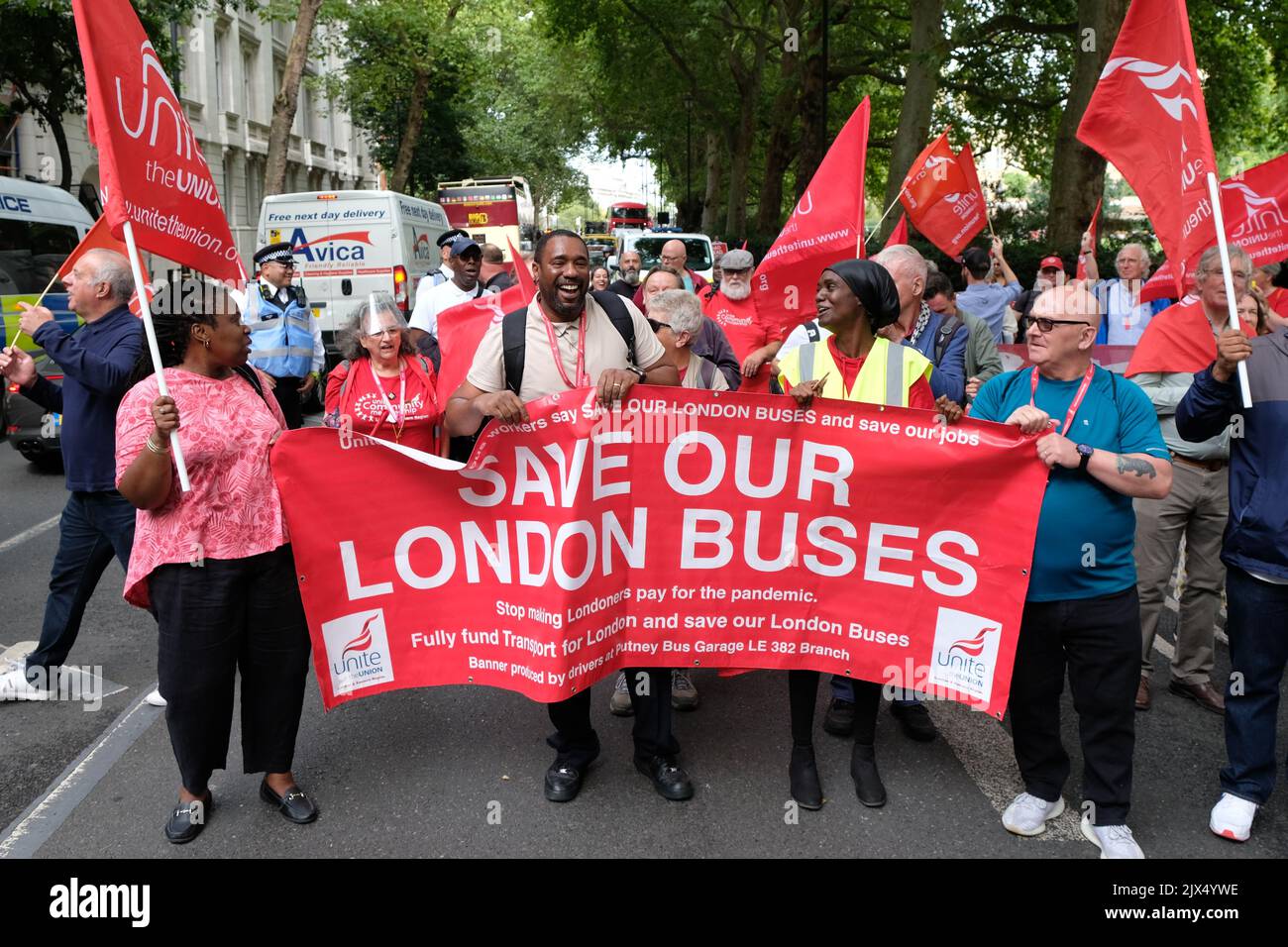 London, Großbritannien. 6.. September 2022. Die Mitglieder der Unite Union organisierten eine Kundgebung, nachdem Transport for London (TfL) Pläne zur Verringerung von 16 Busverbindungen und zur Änderung von 78 Strecken vorschlug, um nach einer drastischen Einnahmereduzierung während der Pandemie Geld zu sparen. Die Finanzen der Organisation stehen vor einem schwarzen Loch mit einer Finanzierungslücke von 1,9bn £. London ist die einzige Hauptstadt in Europa, die keinen staatlich subventionierten Verkehr hat. Kredit: Elfte Stunde Fotografie/Alamy Live Nachrichten Stockfoto