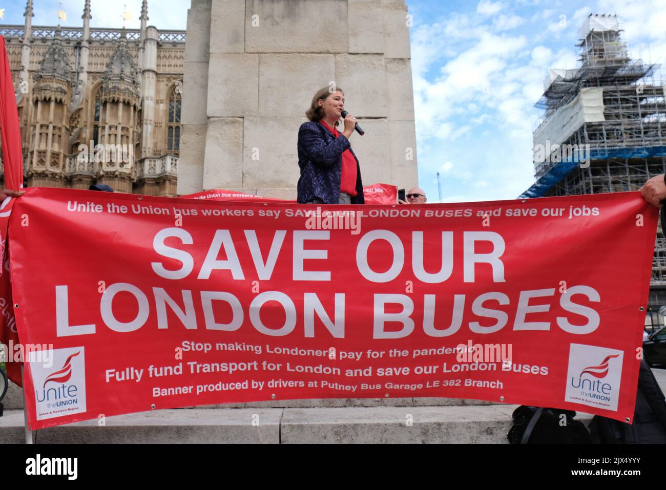 London, Großbritannien. 6.. September 2022. Fleur Anderson, Labour-Abgeordneter für Putney, spricht sich an Mitglieder der Unite Union an, die eine Kundgebung organisiert haben, nachdem Transport for London (TfL) Pläne zur Verringerung von 16 Busverbindungen und zur Änderung von 78 Strecken vorgeschlagen hatte, um nach einer drastischen Einkommensreduzierung während der Pandemie Geld zu sparen. Die Finanzen der Organisation stehen vor einem schwarzen Loch mit einer Finanzierungslücke von 1,9bn £. London ist die einzige Hauptstadt in Europa, die keinen staatlich subventionierten Verkehr hat. Kredit: Elfte Stunde Fotografie/Alamy Live Nachrichten Stockfoto