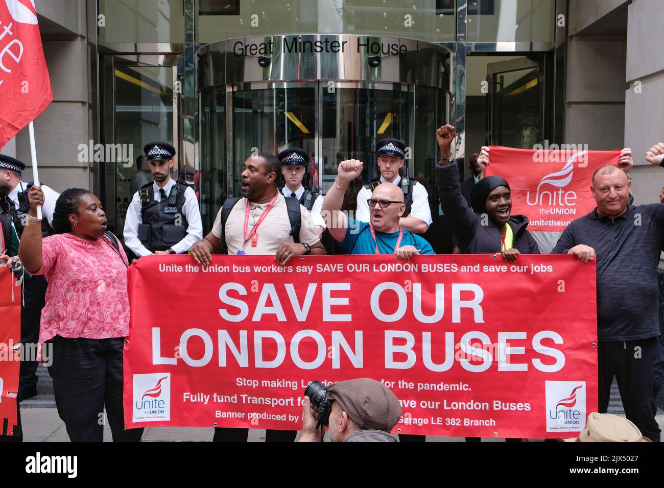 London, Großbritannien. 6.. September 2022. Mitglieder der Unite Union marschierten nach einer früheren Kundgebung zum Verkehrsministerium. Die von Transport for London (TfL) vorgeschlagenen Pläne zeigen 16 Busdienste auf, die gestrichen werden sollen, und Änderungen an 78 Strecken, um nach einer drastischen Einnahmereduzierung während der Pandemie Geld zu sparen, wobei die Finanzen der Organisation vor einem schwarzen Loch und einer Finanzierungslücke von 1,9bn £stehen. London ist die einzige Hauptstadt in Europa, die keinen staatlich subventionierten Verkehr hat. Kredit: Elfte Stunde Fotografie/Alamy Live Nachrichten Stockfoto