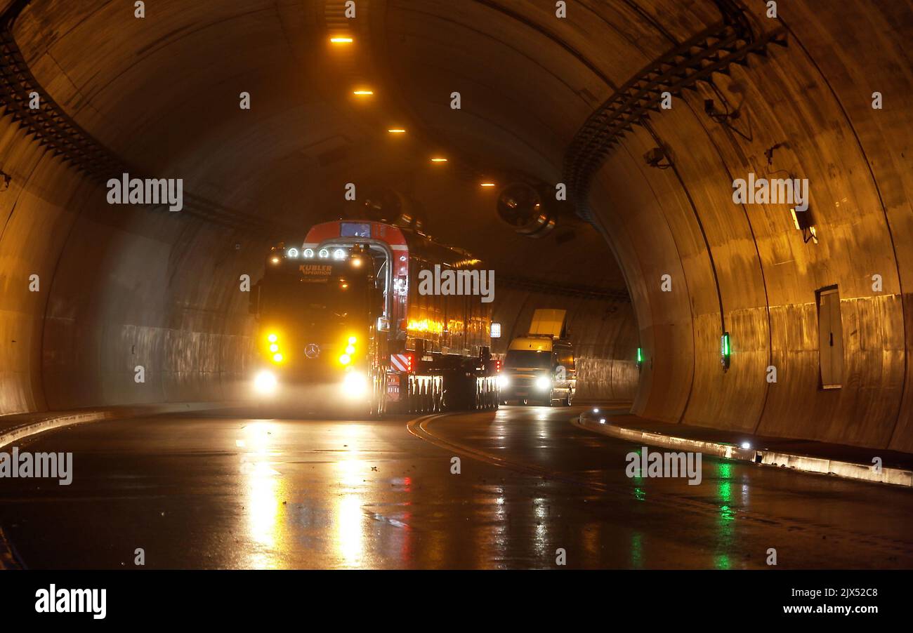 06. September 2022, Rheinland-Pfalz, Ahrbrück: Mehr als ein Jahr nach der katastrophalen Überschwemmung der Ahr bringen drei Schwerlastfahrer einen im Hochwasser der Ahr bei Kreuzberg festgefahrenen Regionalzug auf die nächste befahrbare Strecke in Meckenheim. Die Erholung war schwierig, weil die Gleise und Brücken rundum ebenfalls beschädigt wurden. Foto: Thomas Frey/dpa Stockfoto