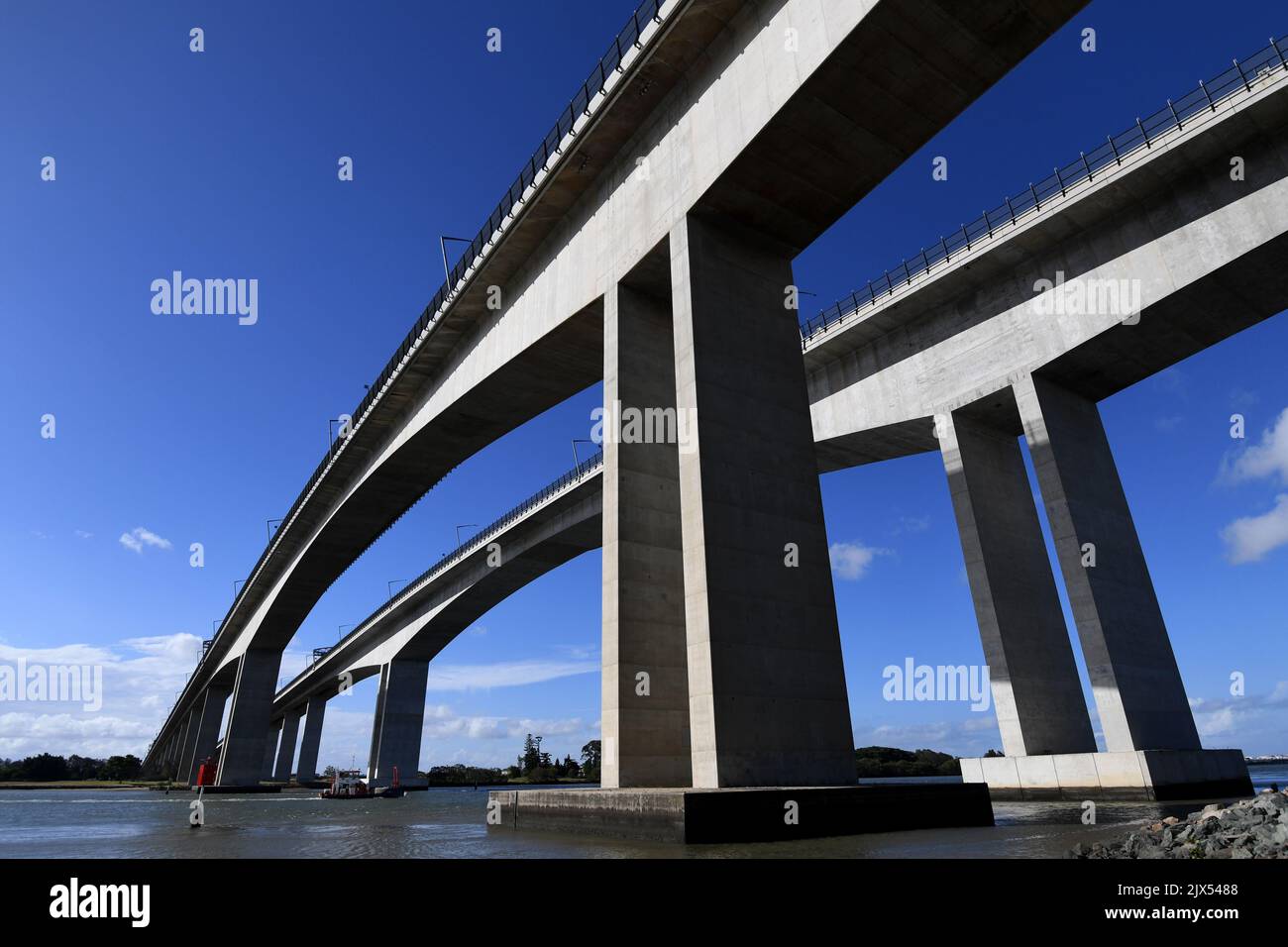 Ein StockBild der Sir Leo Hielscher Brücken, bekannt als Gateway Bridge, abgebildet in Brisbane